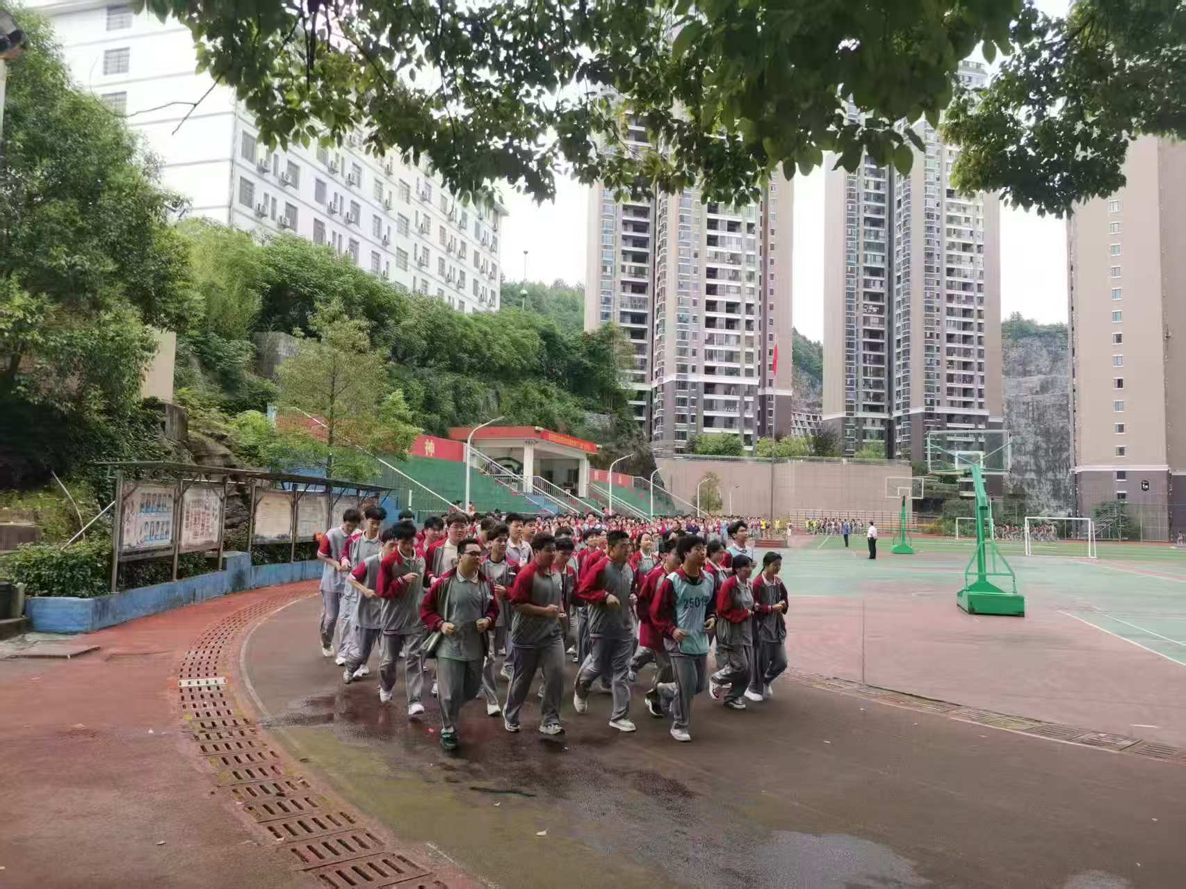6391815703857987474075283.jpg 关注每个学生1-2.jpg